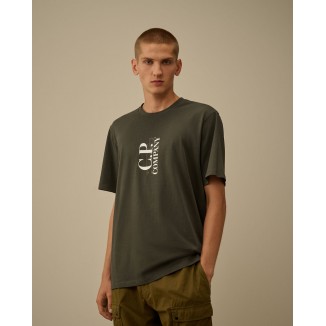 CAMISETA C.P. COMPANY LOGO GRIS SOMBRA OSCURA - 