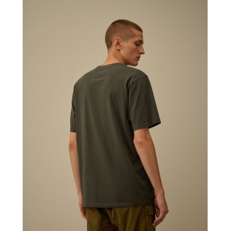 CAMISETA C.P. COMPANY LOGO GRIS SOMBRA OSCURA - 
