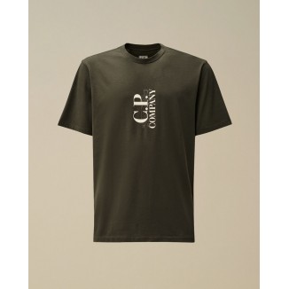 CAMISETA C.P. COMPANY LOGO GRIS SOMBRA OSCURA - 